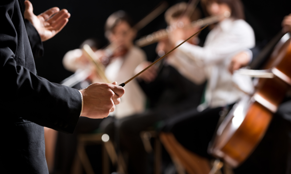 immagine per articolo su audizioni di Orchestra UNIMI: un direttore dirige gli orchestrali